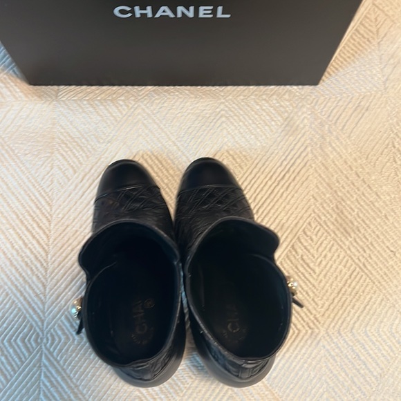 Rare, beautiful soft leather Chanel boots with pearl detail. Size 7.5. - Picture 5 of 6